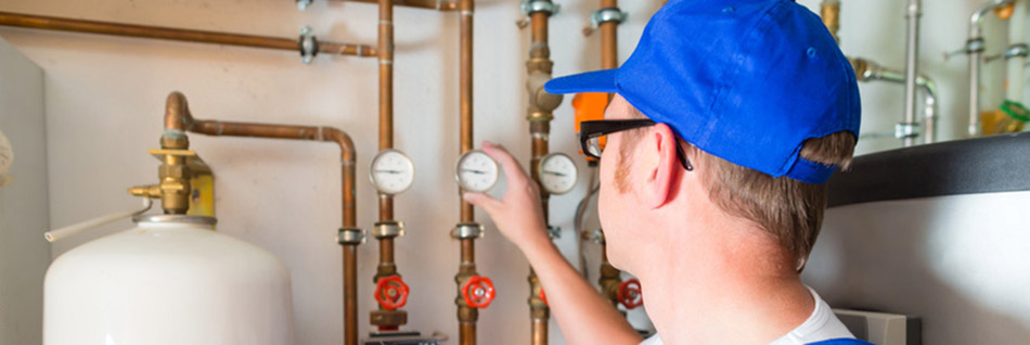 Monteur checkt die Heizungsanlage.